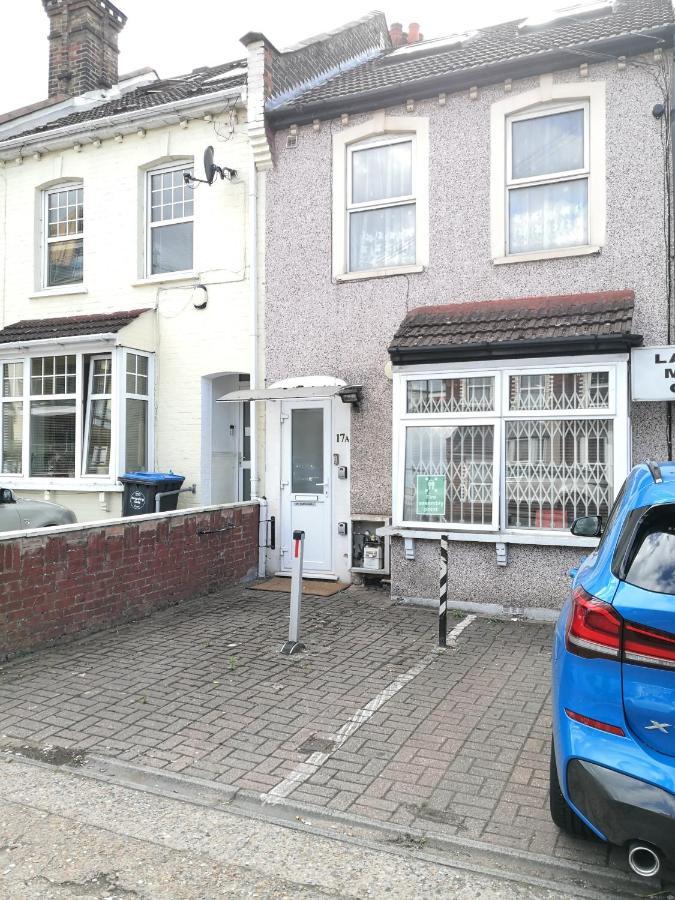 Carnation Flat A In Wembley * Londen